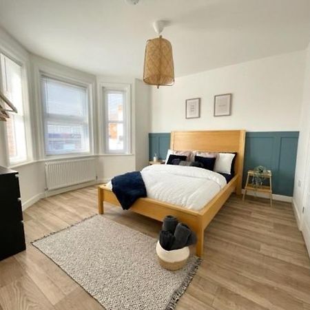 Central, Bright & Spacious Apartment - Parking Included ボーンマス エクステリア 写真