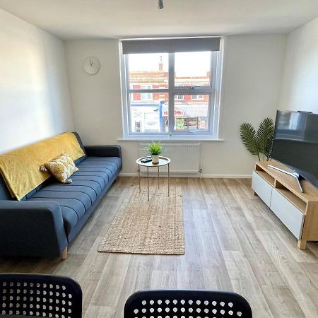 Central, Bright & Spacious Apartment - Parking Included ボーンマス エクステリア 写真