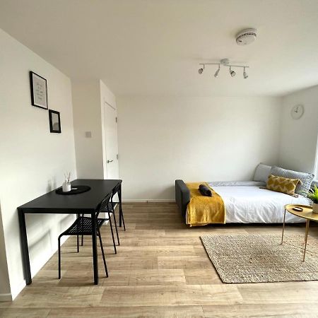 Central, Bright & Spacious Apartment - Parking Included ボーンマス エクステリア 写真