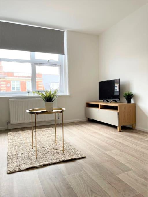 Central, Bright & Spacious Apartment - Parking Included ボーンマス エクステリア 写真