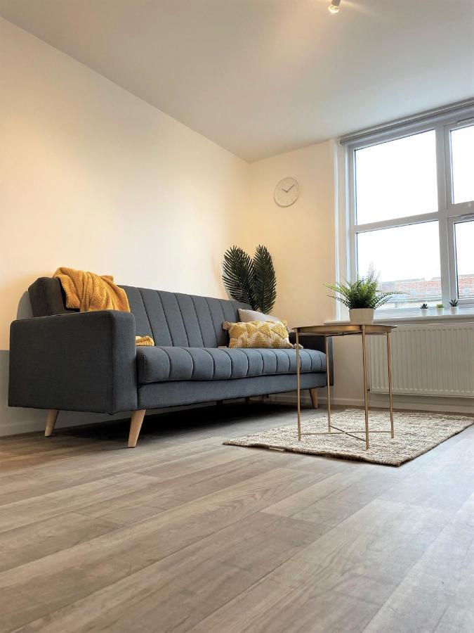Central, Bright & Spacious Apartment - Parking Included ボーンマス エクステリア 写真