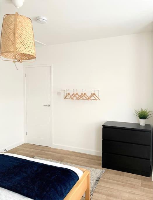 Central, Bright & Spacious Apartment - Parking Included ボーンマス エクステリア 写真