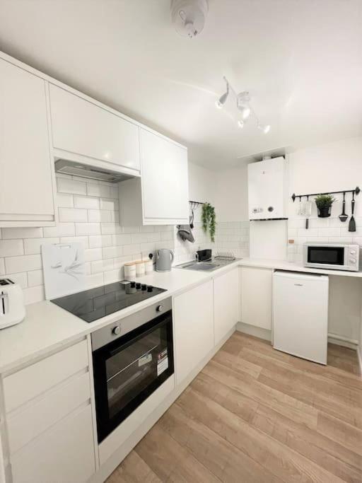 Central, Bright & Spacious Apartment - Parking Included ボーンマス エクステリア 写真