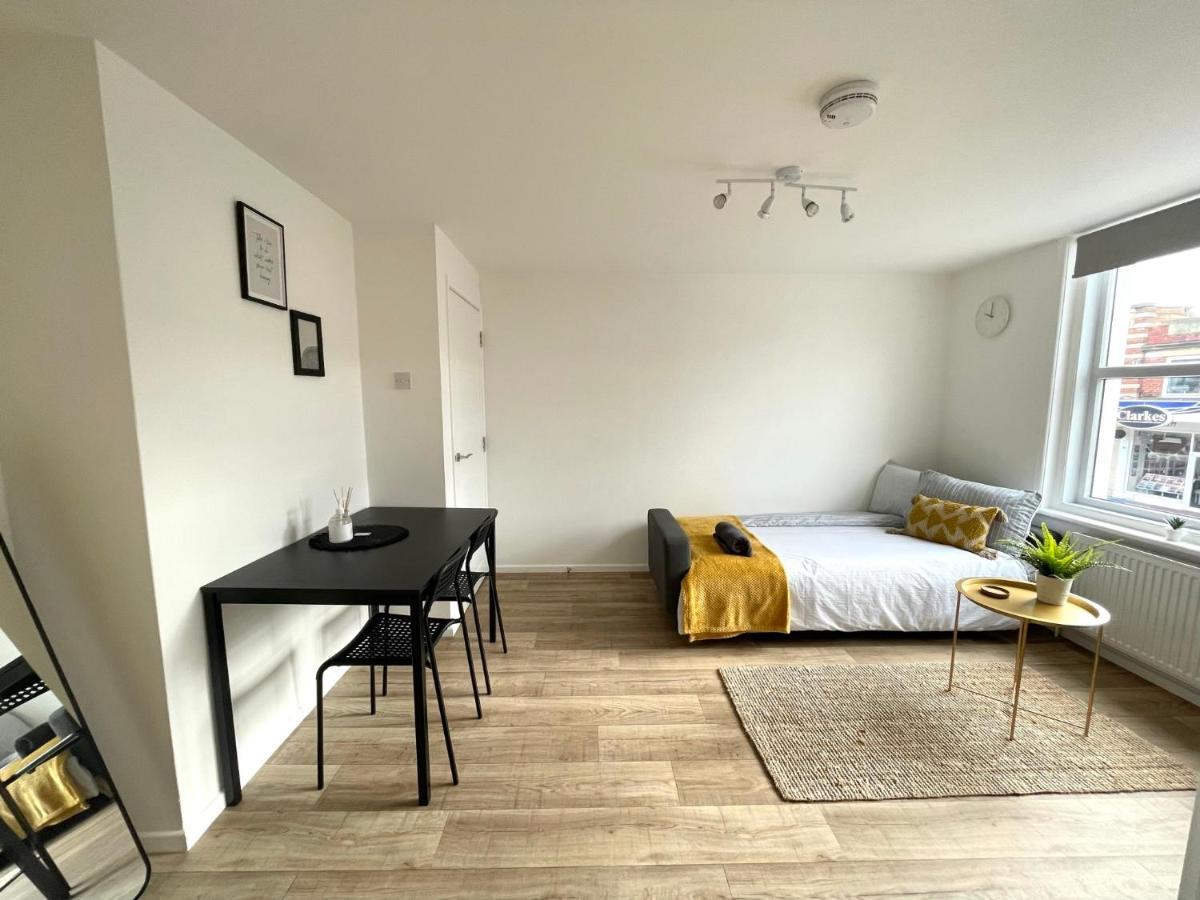 Central, Bright & Spacious Apartment - Parking Included ボーンマス エクステリア 写真
