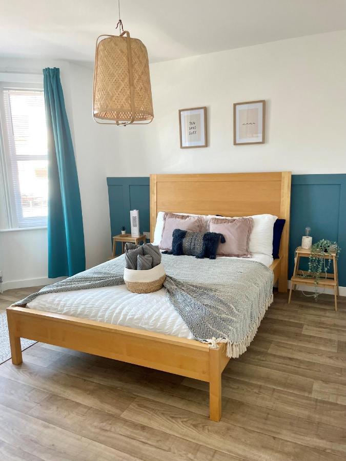 Central, Bright & Spacious Apartment - Parking Included ボーンマス エクステリア 写真